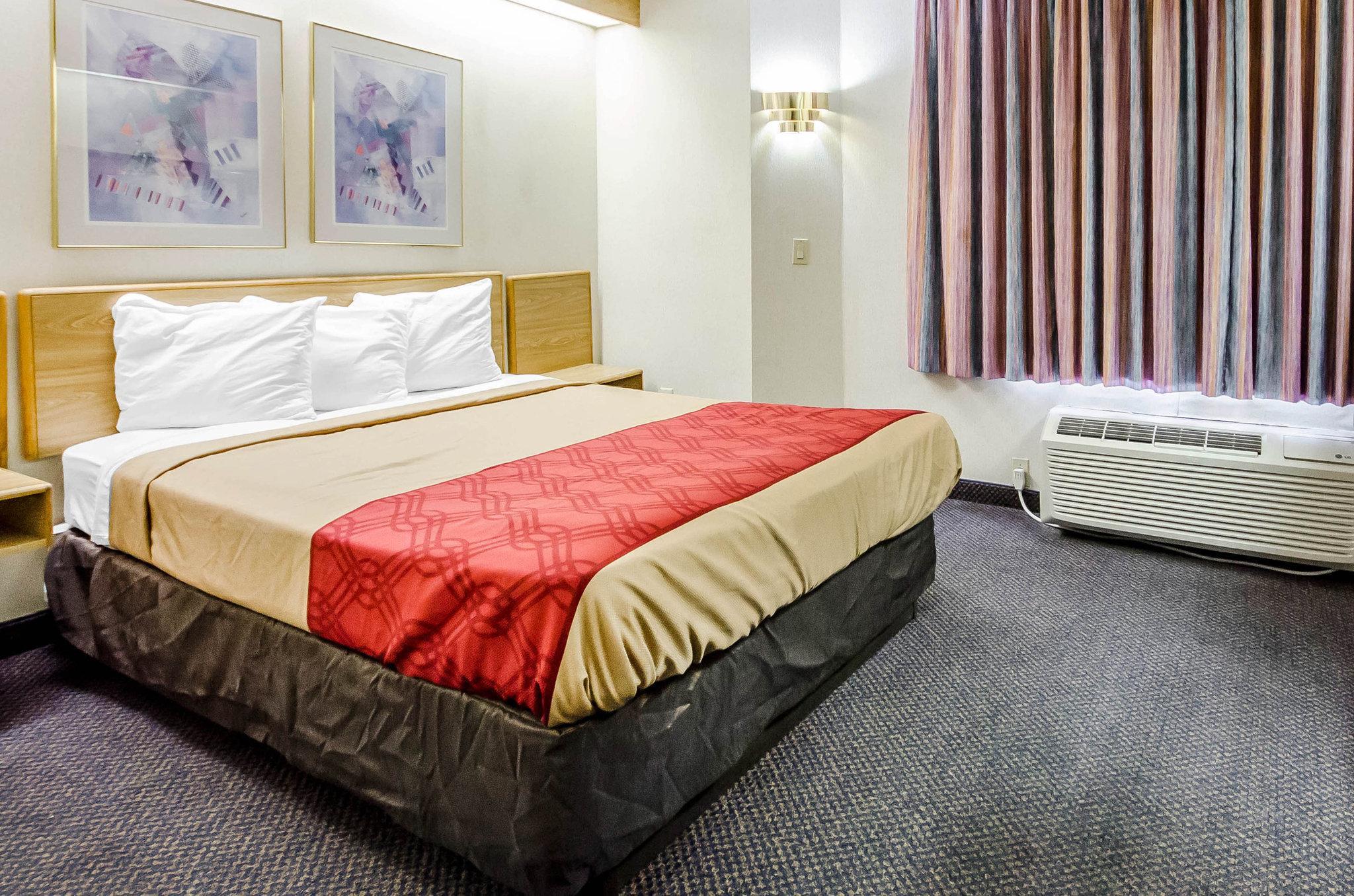 Econo Lodge *