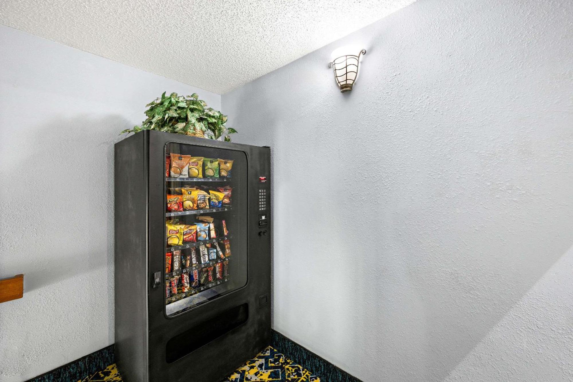 Econo Lodge *