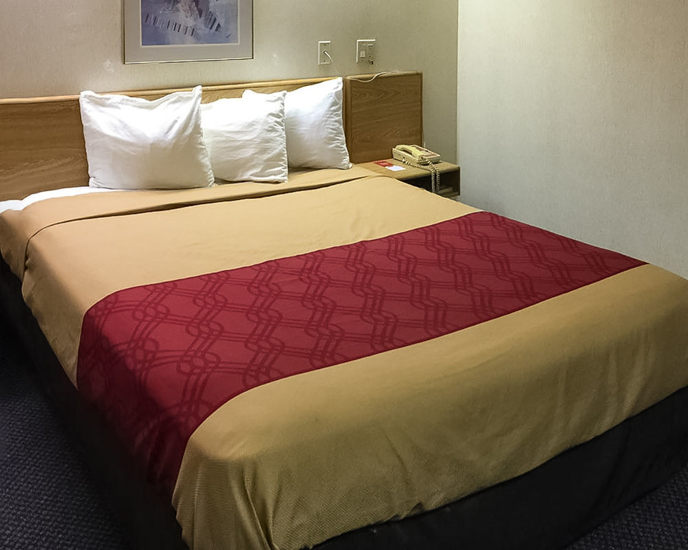 Econo Lodge *